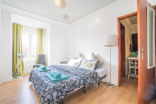 Welcoming suite bedroom in Vistas de Lisboa Hostel - Gallery - 13