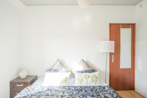 Welcoming suite bedroom in Vistas de Lisboa Hostel - Gallery - 12
