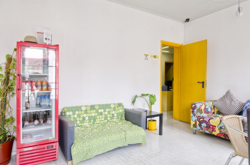 Welcoming suite bedroom in Vistas de Lisboa Hostel - Gallery - 7