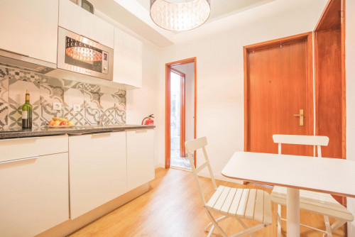 Welcoming suite bedroom in Vistas de Lisboa Hostel - Gallery - 3