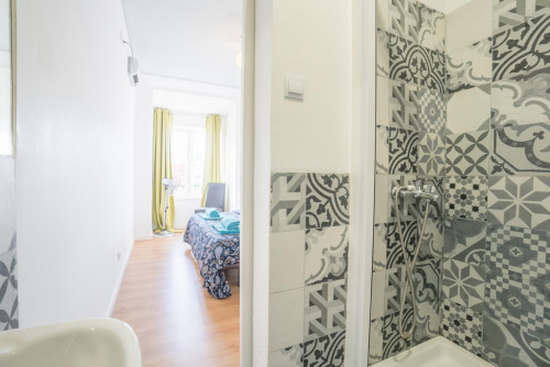 Welcoming suite bedroom in Vistas de Lisboa Hostel - Gallery - 9