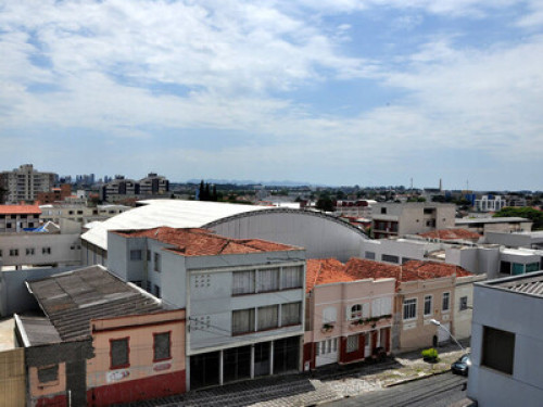 Sunny room in central Curitiba 