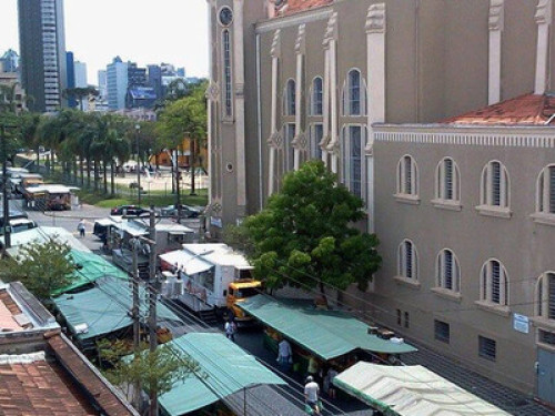 Sunny room in central Curitiba 
