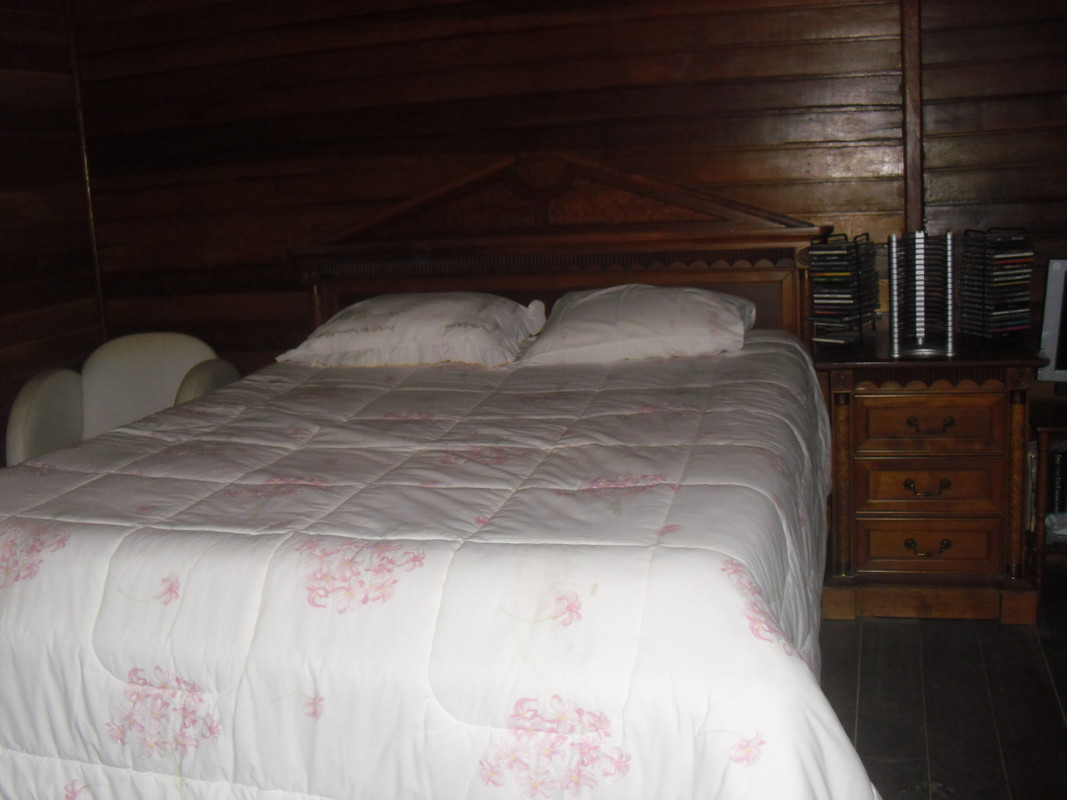 Large Bedroom Downstairs With Bathroom(Full Room) - Peace loving, living in Sierra - Gallery - 1