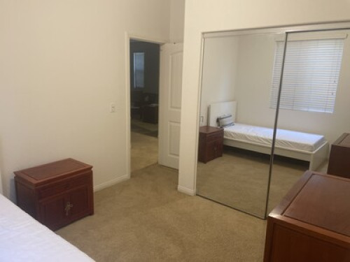4 bedroom house with 1 room 4 rent