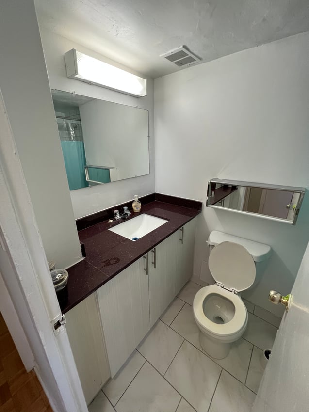 20 - Premium Deluxe - Premium Deluxe - Wellesley St E & Parliament St - Gallery - 1