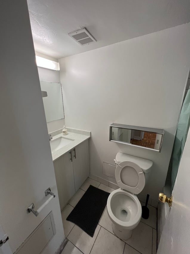  34 - Premium Deluxe  -  Premium Deluxe - Wellesley St E & Parliament St  - Gallery -  6