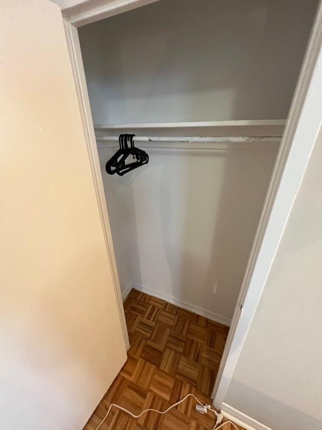 35 - Deluxe Room - Premium Deluxe - Wellesley St E & Parliament St - Gallery - 3