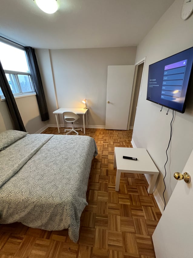  35 - Deluxe Room  -  Premium Deluxe - Wellesley St E & Parliament St  - Gallery -  4