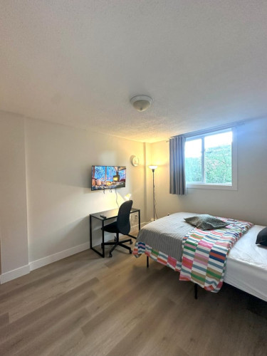 Ultra Premium Deluxe Room - 12 Avenue SW & 13 Avenue SW  - Gallery -  5