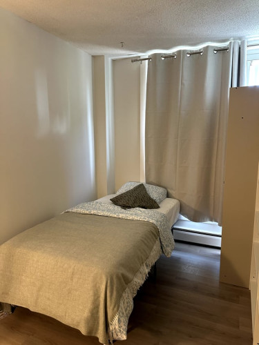 Flex Room with Balcony - 12 Avenue SW & 13 Avenue SW