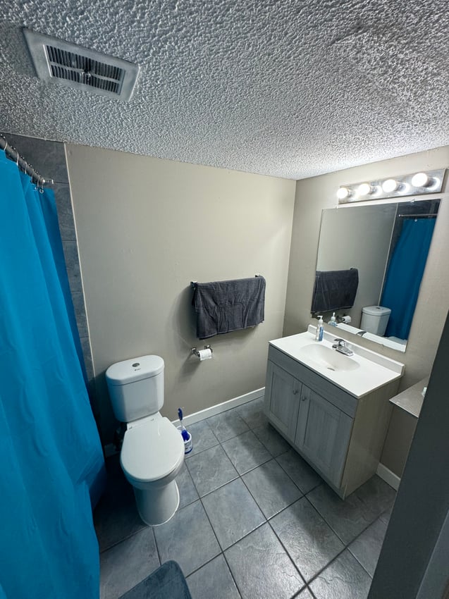  274 - Ultra Premium Deluxe Room  -  Ultra Premium Deluxe Room - 12 Avenue SW & 13 Avenue SW  - Gallery -  4