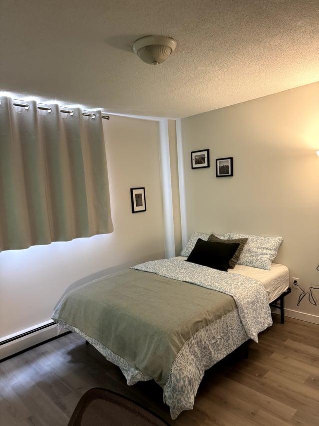  296 - Deluxe Room  -  Ultra Premium Deluxe Room - 12 Avenue SW & 13 Avenue SW  - Gallery -  3