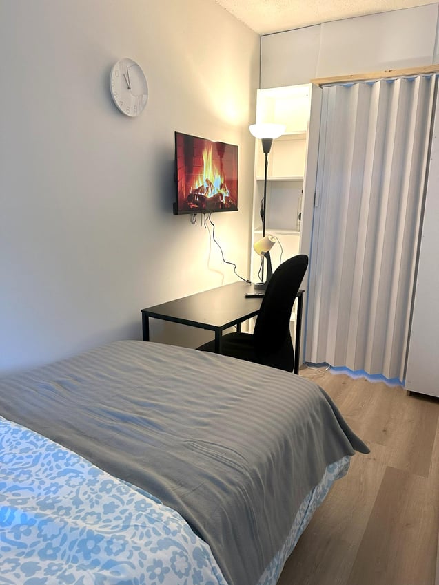  319 - Flex Room With Balcony  -  Ultra Premium Deluxe Room - 12 Avenue SW & 13 Avenue SW  - Gallery -  4