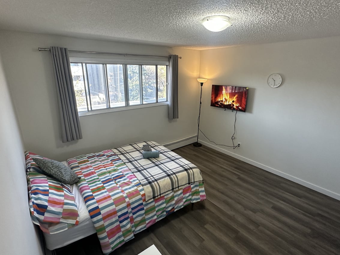  284 - Premium Deluxe  -  Premium Deluxe - 11 Avenue SW & 19 Street SW  - Gallery -  3