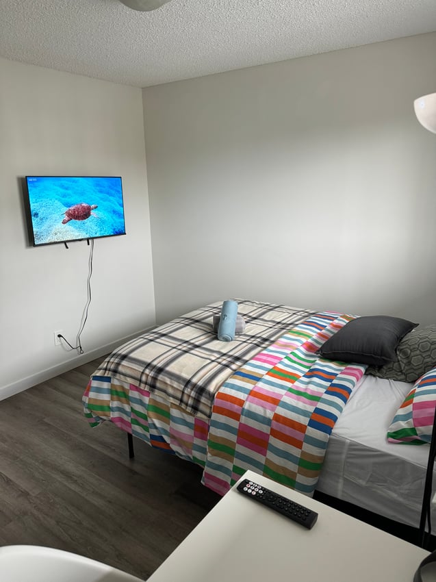  285 - Deluxe Room  -  Premium Deluxe - 11 Avenue SW & 19 Street SW  - Gallery -  5