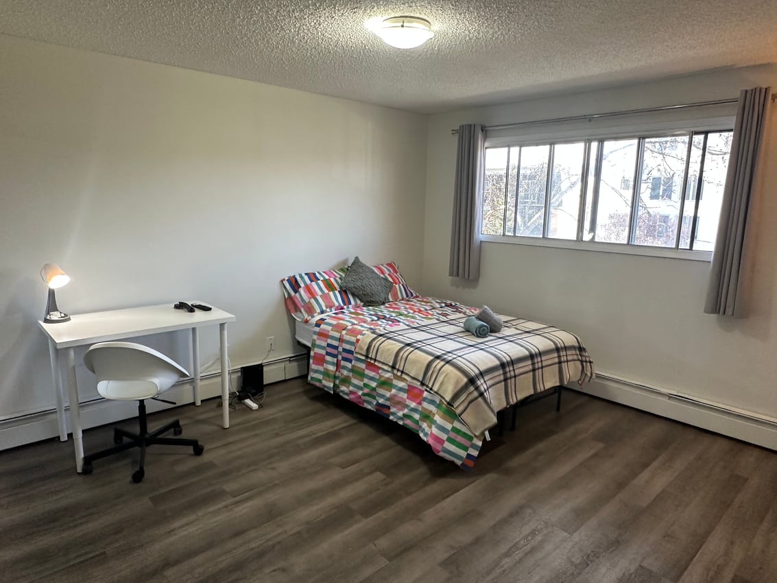  409 - Deluxe Room  -  Premium Deluxe - 11 Avenue SW & 19 Street SW  - Gallery -  1