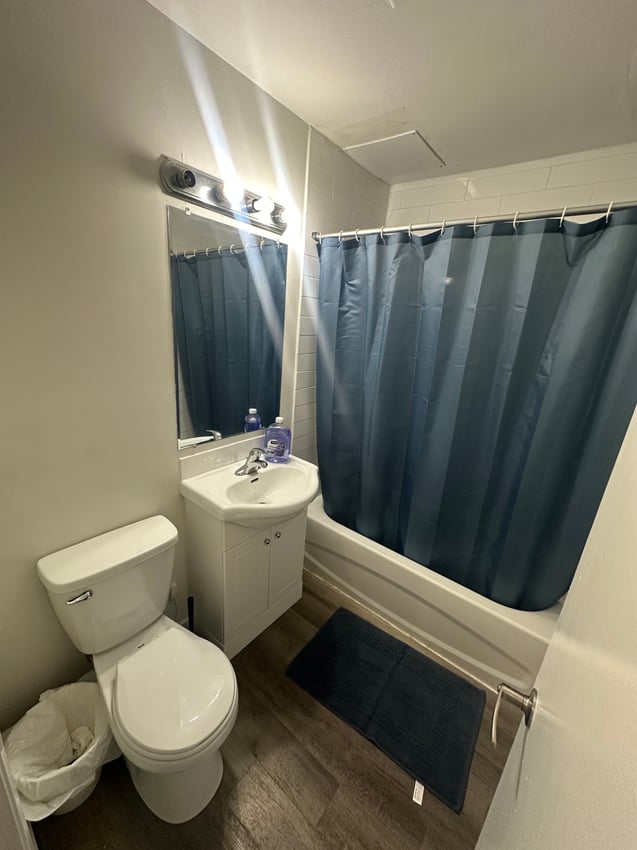  409 - Deluxe Room  -  Premium Deluxe - 11 Avenue SW & 19 Street SW  - Gallery -  4