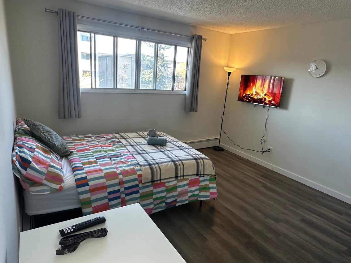  409 - Deluxe Room  -  Premium Deluxe - 11 Avenue SW & 19 Street SW  - Gallery -  6