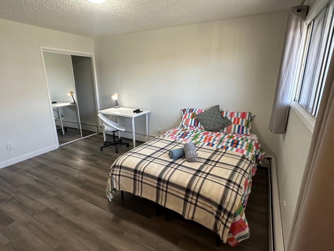  409 - Deluxe Room  -  Premium Deluxe - 11 Avenue SW & 19 Street SW  - Gallery -  5