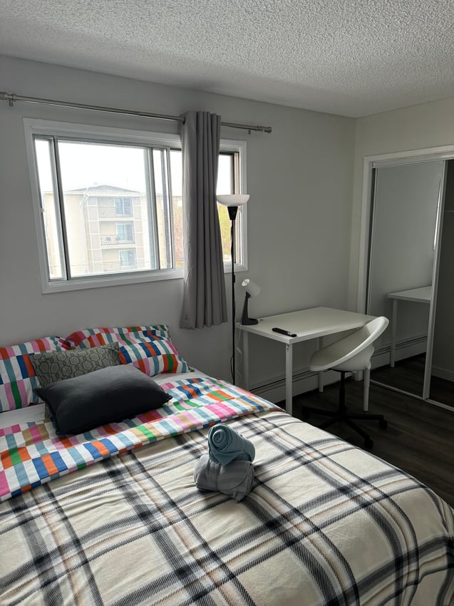  410 - Deluxe Room  -  Premium Deluxe - 11 Avenue SW & 19 Street SW  - Gallery -  4