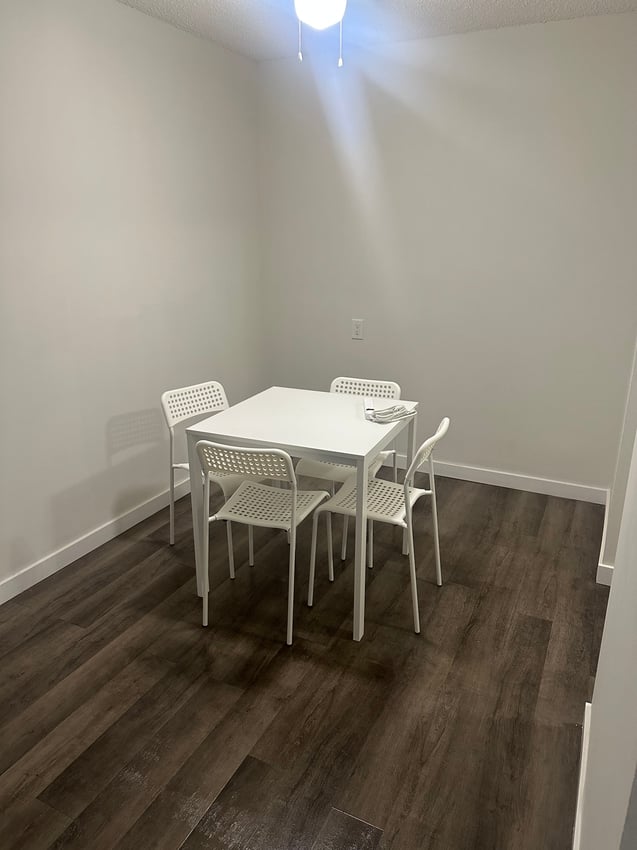  410 - Deluxe Room  -  Premium Deluxe - 11 Avenue SW & 19 Street SW  - Gallery -  1