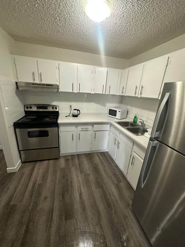  410 - Deluxe Room  -  Premium Deluxe - 11 Avenue SW & 19 Street SW  - Gallery -  2