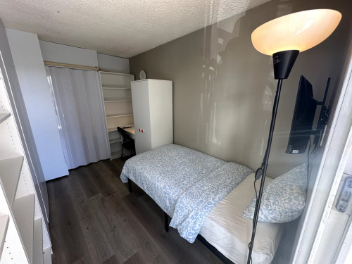 Flex Room with Balcony - 15 Avenue SW & 11 Street SW