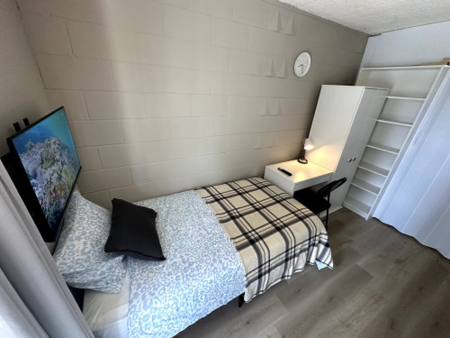 Flex Room with Balcony - 15 Avenue SW & 11 Street SW  - Gallery -  5