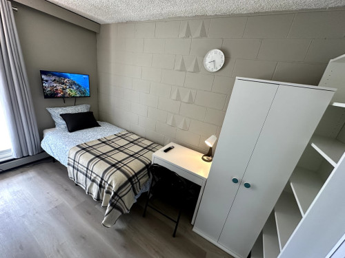 Flex Room with Balcony - 15 Avenue SW & 11 Street SW