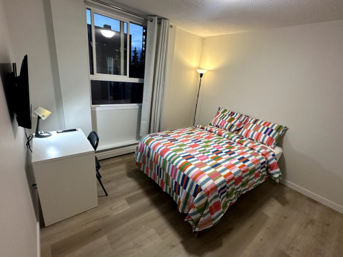 Deluxe Room - 15 Avenue SW & 12 Street SW