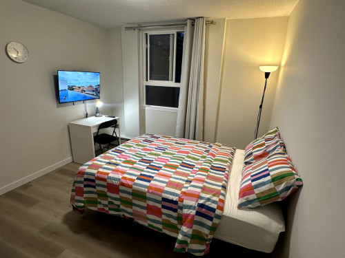 Deluxe Room - 15 Avenue SW & 12 Street SW
