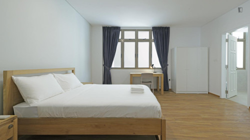 Bright double bedroom in the Kallang area