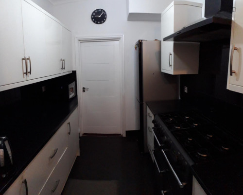 Double bedroom in East London 5 mins walk to Gants Hill St. 20 mins journey to Queen Mary