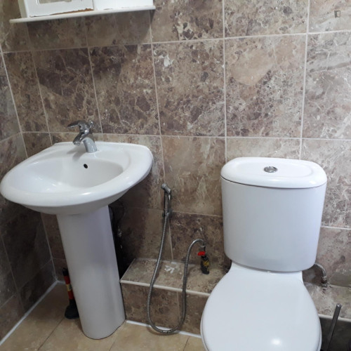 Double bedroom in East London 5 mins walk to Gants Hill St. 20 mins journey to Queen Mary