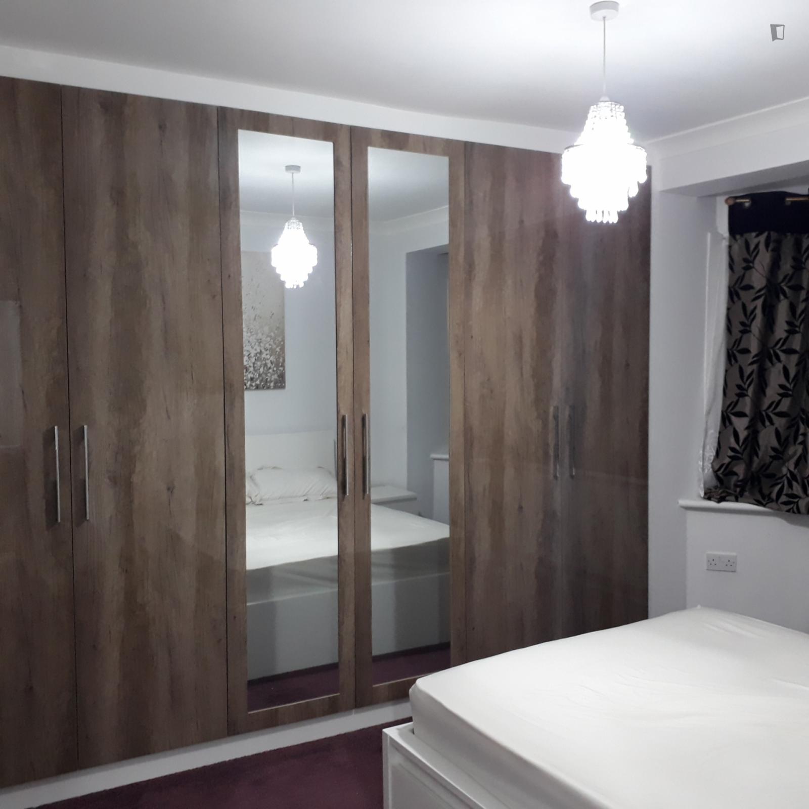 Double Bedroom In East London 5 Mins Walk To Gants Hill St. 20 Mins Journey To Queen Mary - 1