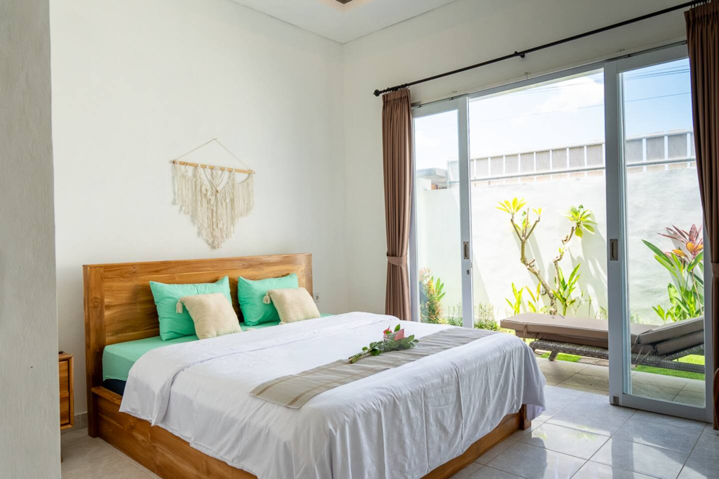Room Suksma - Vibrant Coliving Villa in Canggu: Work, Surf & Connect in Bali's Tropical Paradise - Gallery - 15