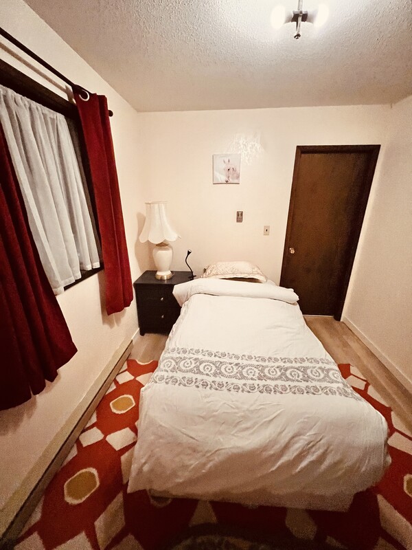 Gretzyky(Full Room) - Near U of Vic, Kenmore road, - Gallery - 1