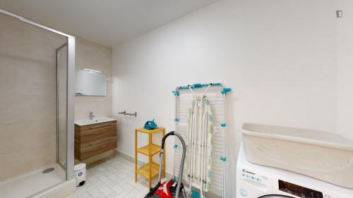 Bright double bedroom near the Saint-Quentin en-Yvelines train station 
