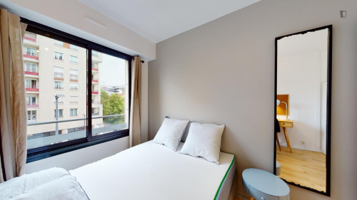 Bright double bedroom near the Saint-Quentin en-Yvelines train station 