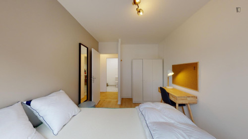 Bright double bedroom near the Saint-Quentin en-Yvelines train station 