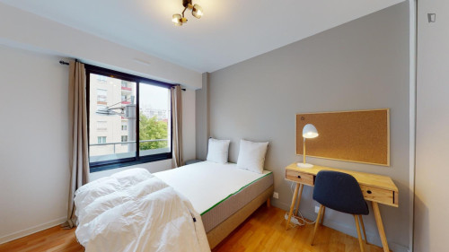 Luminous double bedroom in Montigny-le-Bretonneux