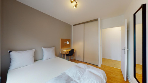 Luminous double bedroom in Montigny-le-Bretonneux