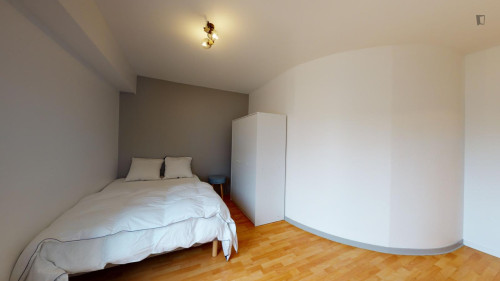 Grand double bedroom in Montigny-le-Bretonneux