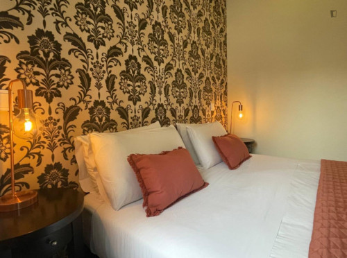 Fascinating 1 Bedroom Apartment with a terrace close to São Bento Train Station