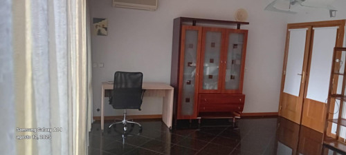 Sunny Double Bedroom, with Balcony, in Celas close to University of Coimbra