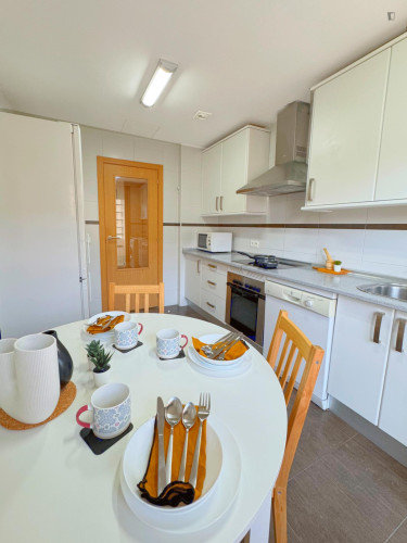 Comfortable double bedroom well connected to the city center