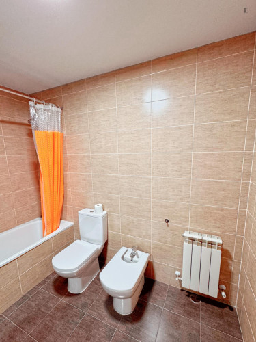 Comfortable double bedroom well connected to the city center
