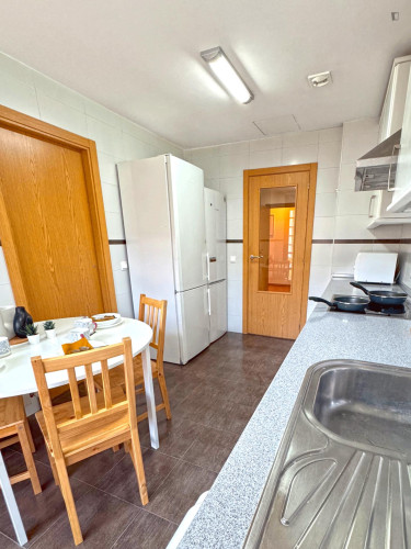 Comfortable double bedroom well connected to the city center - Gallery - 9