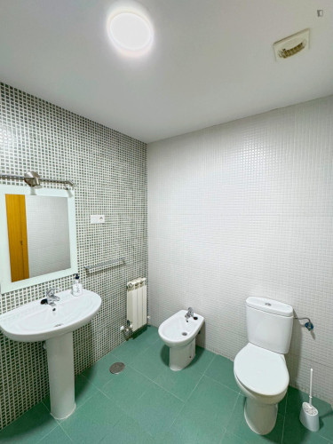 Comfortable double bedroom well connected to the city center - Gallery - 5